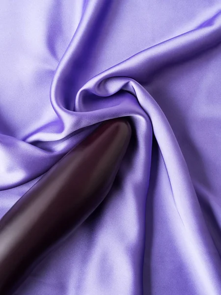 Sex a orgasmus koncept s lilkem na zmačkaném hedvábí — Stock fotografie