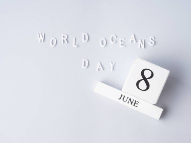 Dünya okyanusları günü gri, 8 Haziran takvim tarihi üzerine beyaz harflerle