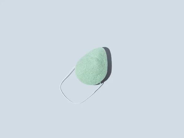 Esponja natural verde de konjac para lavado facial y corporal, cero residuos de producto sostenible en azul — Foto de Stock