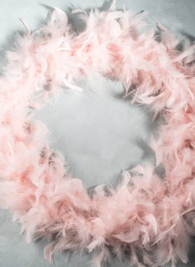 Turkuaz arka planda moda pembe tüy çerçevesi