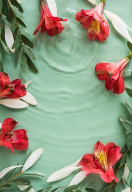 Güzel yeşil yaz güzelliği. Suda kırmızı açelya ve dalgalar.