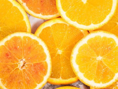 Beyaz mermer masa üzerinde renkli turuncu turunçgil dilimi meyve dokusu arkaplanı