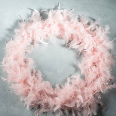 Turkuaz arka planda moda pembe tüy çerçevesi