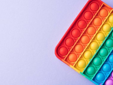 Çocukların ve yetişkinlerin stres ve endişelerini azaltmak için oynat.