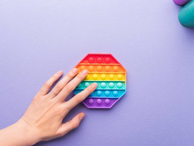 Çocukların ve yetişkinlerin stres ve endişelerini azaltmak için oyuncakları patlat.