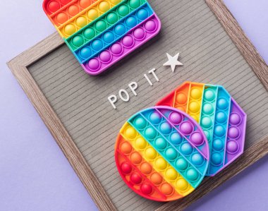 Çocukların, yetişkinlerin ve mektup tahtasının stres ve endişelerini azaltmak için oyuncak patlat