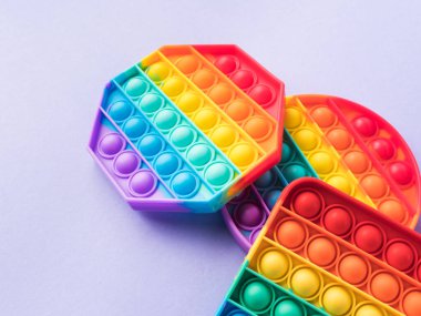 Çocukların ve yetişkinlerin stres ve endişelerini azaltmak için oynat.