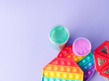 Mor giyen çocuklar ve yetişkinlerdeki stres ve endişeyi azaltmak için renkli oyuncaklar.