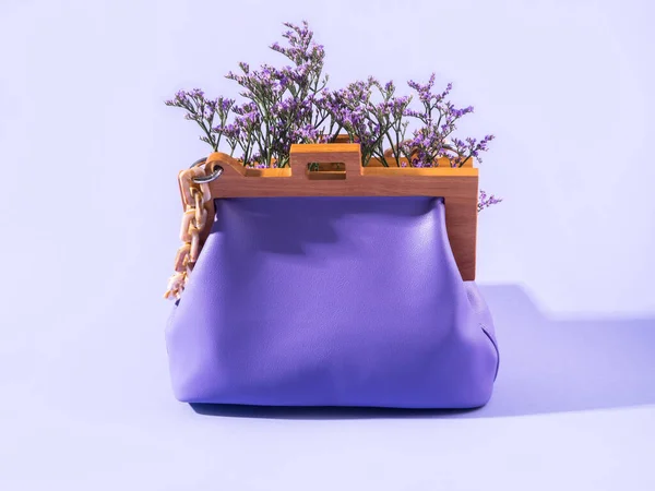 Purple leather fashion accessory handbag with violet flowers — Stock Photo, Image
