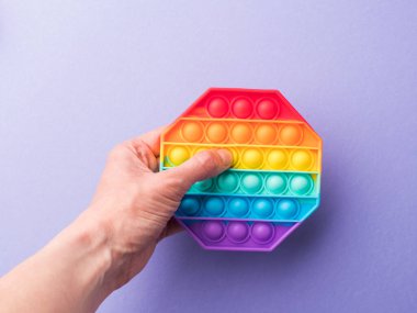 Çocukların ve yetişkinlerin stres ve endişelerini azaltmak için oyuncakları patlat.