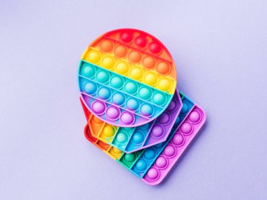 Çocukların ve yetişkinlerin stres ve endişelerini azaltmak için oynat.