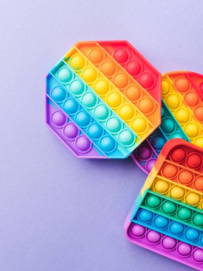 Çocukların ve yetişkinlerin stres ve endişelerini azaltmak için oynat.