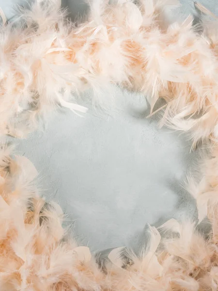 Turkuaz arka planda moda sarı tüy çerçeve