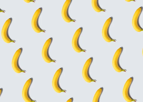 Banana modello di frutta su sfondo grigio — Foto Stock