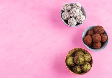 Fındık ezmeli, kuru meyveli, yulaflı, tohumlu sağlıklı enerji topları. Kakao, hindistan cevizi ve kiraz aromalı.