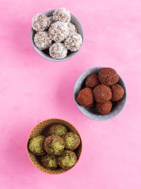 Fındık ezmeli, kuru meyveli, yulaflı, tohumlu sağlıklı enerji topları. Kakao, hindistan cevizi ve kiraz aromalı.