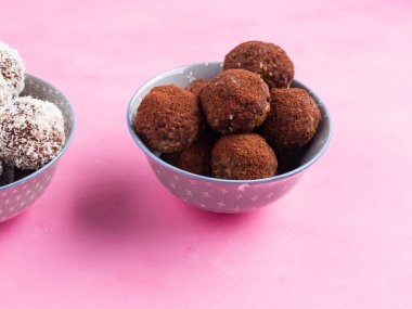 Fındık ezmesi, kurutulmuş meyve, yulaf ve tohumlu sağlıklı vejetaryen protein topları. Kakao aromalı