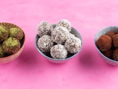 Fındık ezmesi, kurutulmuş meyve, yulaf ve tohumlu sağlıklı vejetaryen protein topları. Farklı tatlar. Kakao, hindistan cevizi ve kiraz çayı..