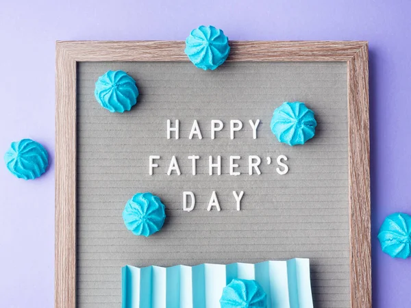 Glückwunschkarte zum Vatertag mit Brieftafel und blauen Baiser — Stockfoto