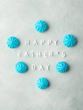 Beyaz harfler ve mavi kremalı mutlu babalar günü tebrik kartı