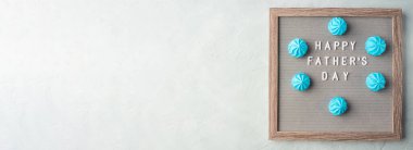 Mutlu babalar günü tebrik kartı ve mavi kremalı.