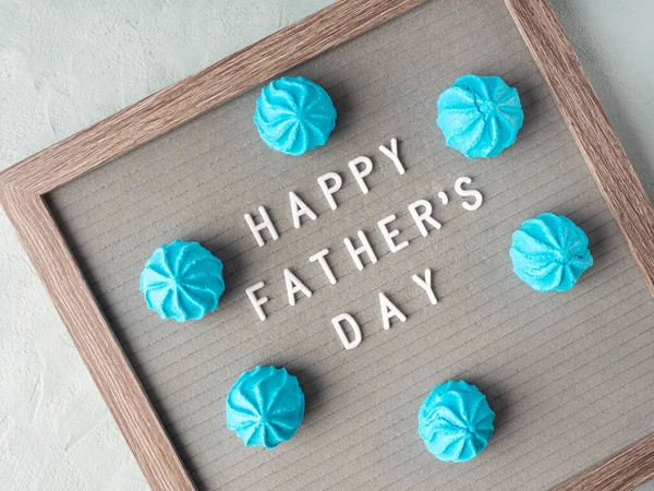 Glückwunschkarte zum Vatertag mit Brieftafel und blauen Baiser — Stockfoto