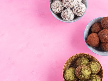 Fındık ezmeli, kuru meyveli, yulaflı, tohumlu sağlıklı enerji topları. Kakao, hindistan cevizi ve kiraz aromalı.