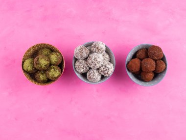 Fındık ezmeli, kuru meyveli, yulaflı, tohumlu sağlıklı enerji topları. Kakao, hindistan cevizi ve kiraz aromalı.