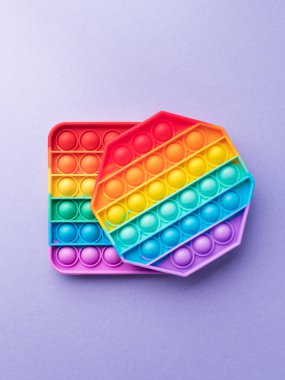 Çocukların ve yetişkinlerin stres ve endişelerini azaltmak için oynat.