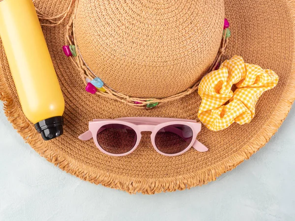 Sommar dam halm hatt, gul sol skydd spray och solglasögon på turkos sten bakgrund. — Stockfoto