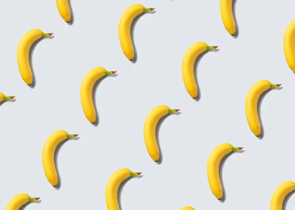 Банановий візерунок з фруктами на сірому фоні — стокове фото