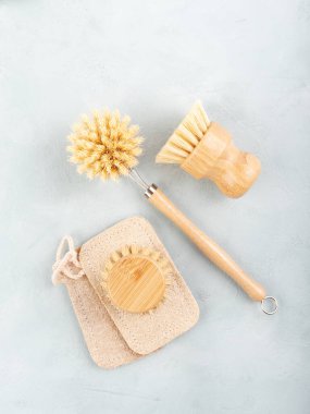 Sıfır atık plastik ücretsiz yeniden kullanılabilir bulaşık evi ahşap fırçaları doğal temizlik araçları olarak yıkıyor