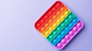 Çocukların ve yetişkinlerin stres ve endişelerini azaltmak için oynat.