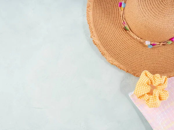 Sommar ljus turkos grå sten bakgrund med skönhet väska och halm hatt — Stockfoto