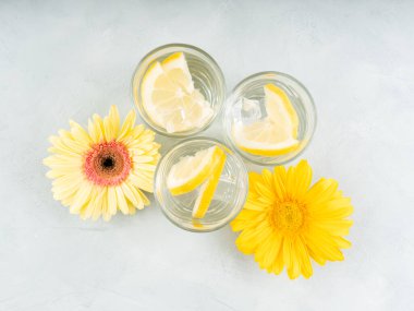 Buzlu limonlu su içeceği. Arka planda Gerbera sarı çiçekleri var.