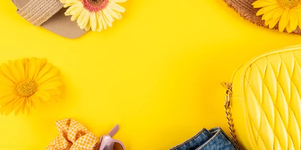 夏装背景图,草帽,鞋,太阳镜,手提包,黄色花朵 — 图库照片