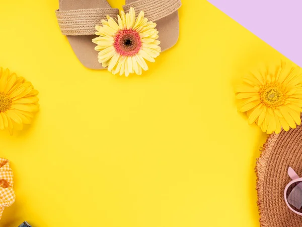 夏季时尚服饰的背景图，配有草帽、鞋子、太阳镜和黄色花朵 — 图库照片