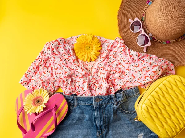 Bakgrunn av sommermote med stråhatt, jeans, sandaler, solbriller, håndveske på gul – stockfoto