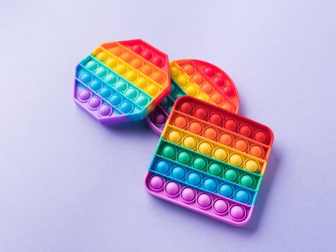 Çocukların ve yetişkinlerin stres ve endişelerini azaltmak için oynat.