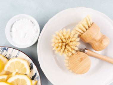 Plastiksiz bulaşık yıkama fırçası ve doğal temizlik ürünü limon ve kabartma tozu.