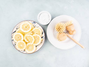Plastiksiz bulaşık yıkama fırçası ve doğal temizlik ürünü limon ve kabartma tozu.