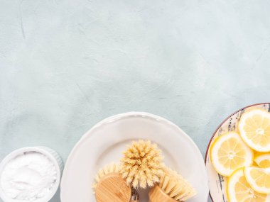 Plastiksiz bulaşık yıkama fırçası ve doğal temizlik ürünü limon ve kabartma tozu.
