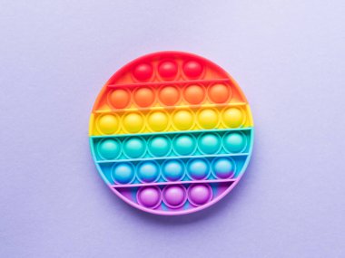 Çocukların ve yetişkinlerin stres ve endişelerini azaltmak için oynat.