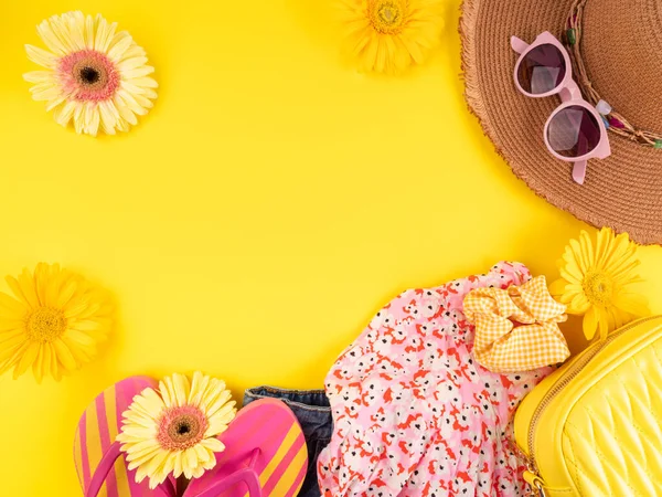 夏装背景，有草帽、牛仔裤、翻边、太阳镜、黄色手提包 — 图库照片
