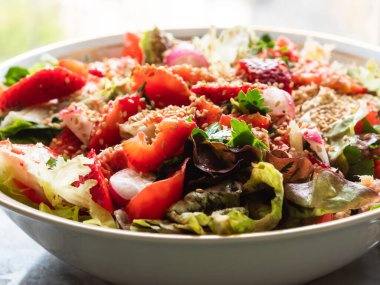 Taze yaz sağlıklı fiber protein vitamin salatası kasede çilek, marul, ton balığı, domates