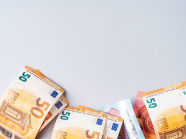 Mavi arkaplandaki Euro para birimi banknotları çerçevesi
