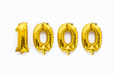 Beyaz arka planda 1000 numaralı altın folyolu balon parti dekoru, doğum günü yıldönümü.