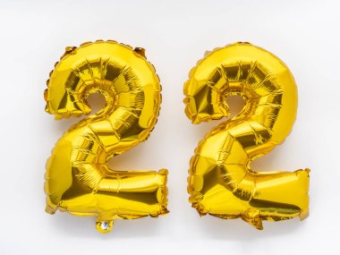 Beyaz arka planda 22 altın folyo balon numarası parti dekorasyonu, doğum günü konsepti