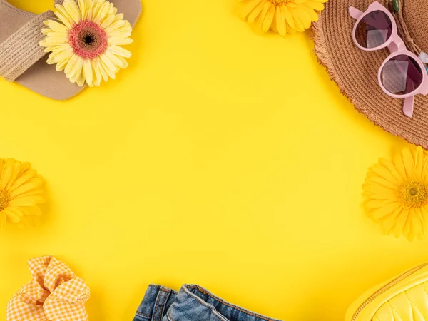 Sommar mode outfit ram bakgrund med halm hatt, skor, solglasögon, handväska, blommor på gul — Stockfoto