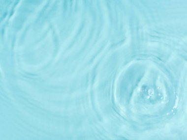 Dalgalar, daireler ve damlalarla mavi su yüzeyi arkaplanı